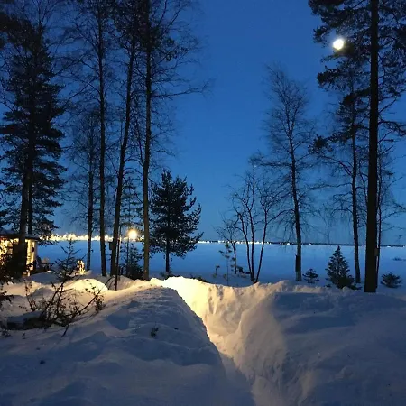 Metsäpirtti Merenrannalla Alpstuga