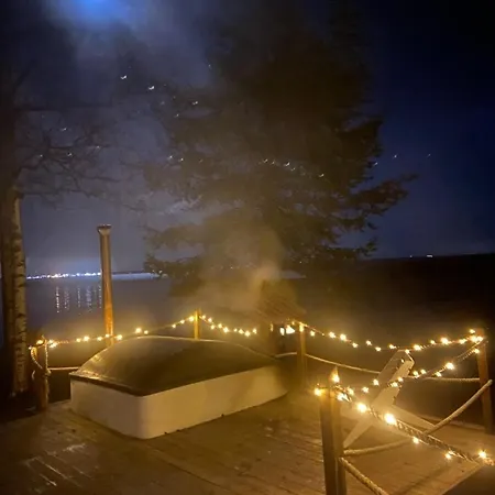 Metsäpirtti Merenrannalla Alpstuga