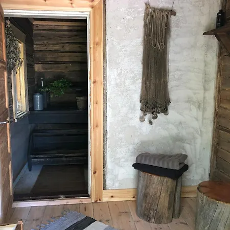 Metsäpirtti Merenrannalla Alpstuga *