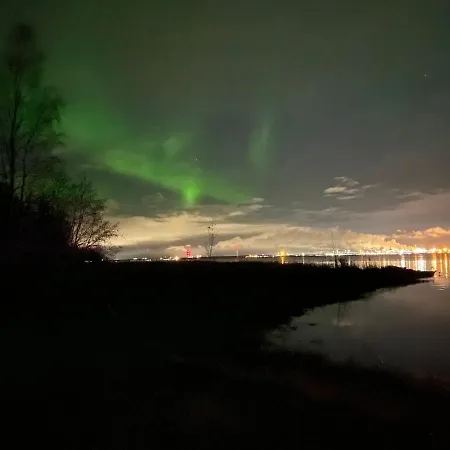 Metsäpirtti Merenrannalla Alpstuga *