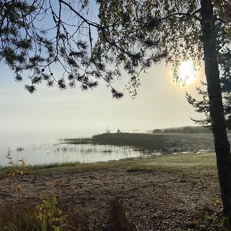 Alpstuga Metsäpirtti Merenrannalla *