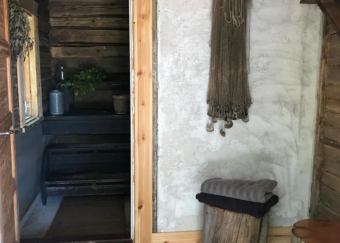 Metsaepirtti Merenrannalla Chalet *